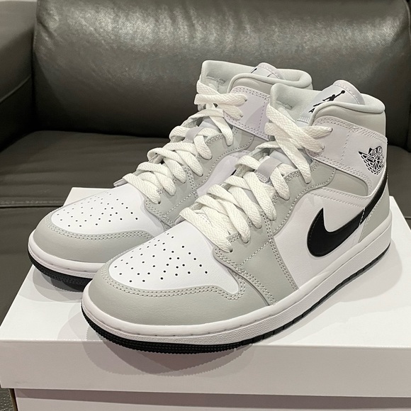❌SOLD❌ BRAND NEW WOMENS AIR JORDAN 1 MID - GREY FOG Popular Women's Sneaker - Picture 1 of 8